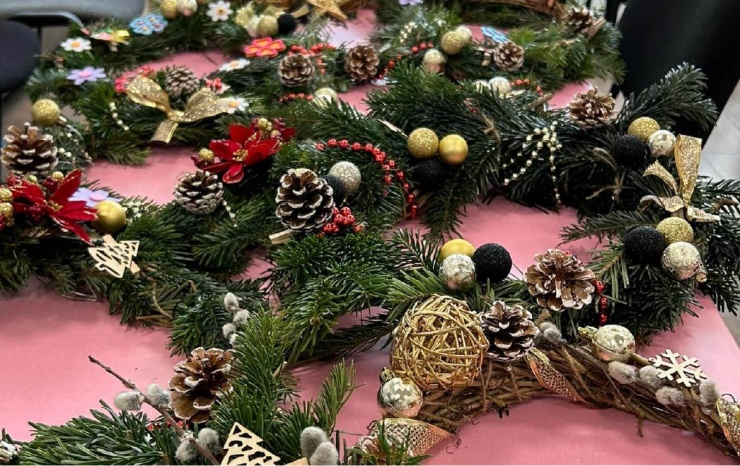 Împodobim coronițe de Crăciun